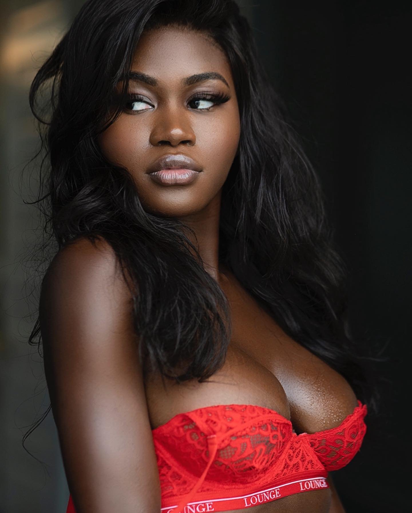 Joshua Paull Fotografo - Ensaio sensual modelo negra de lingerie vermelha