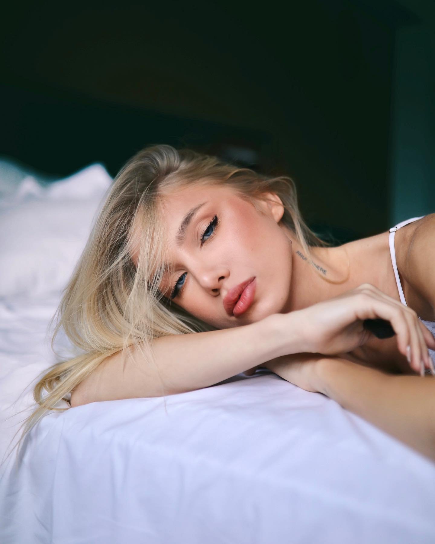 Joao Almeida Fotografo modelo loira em foto de rosto deitada
