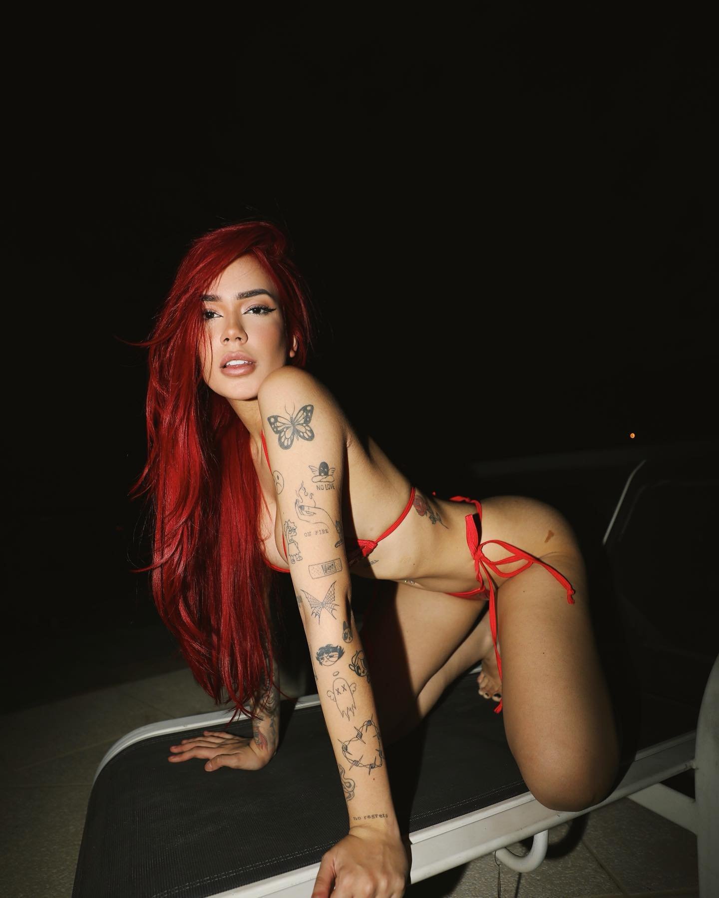 Lara Silva em foto noturna de biquini vermelho