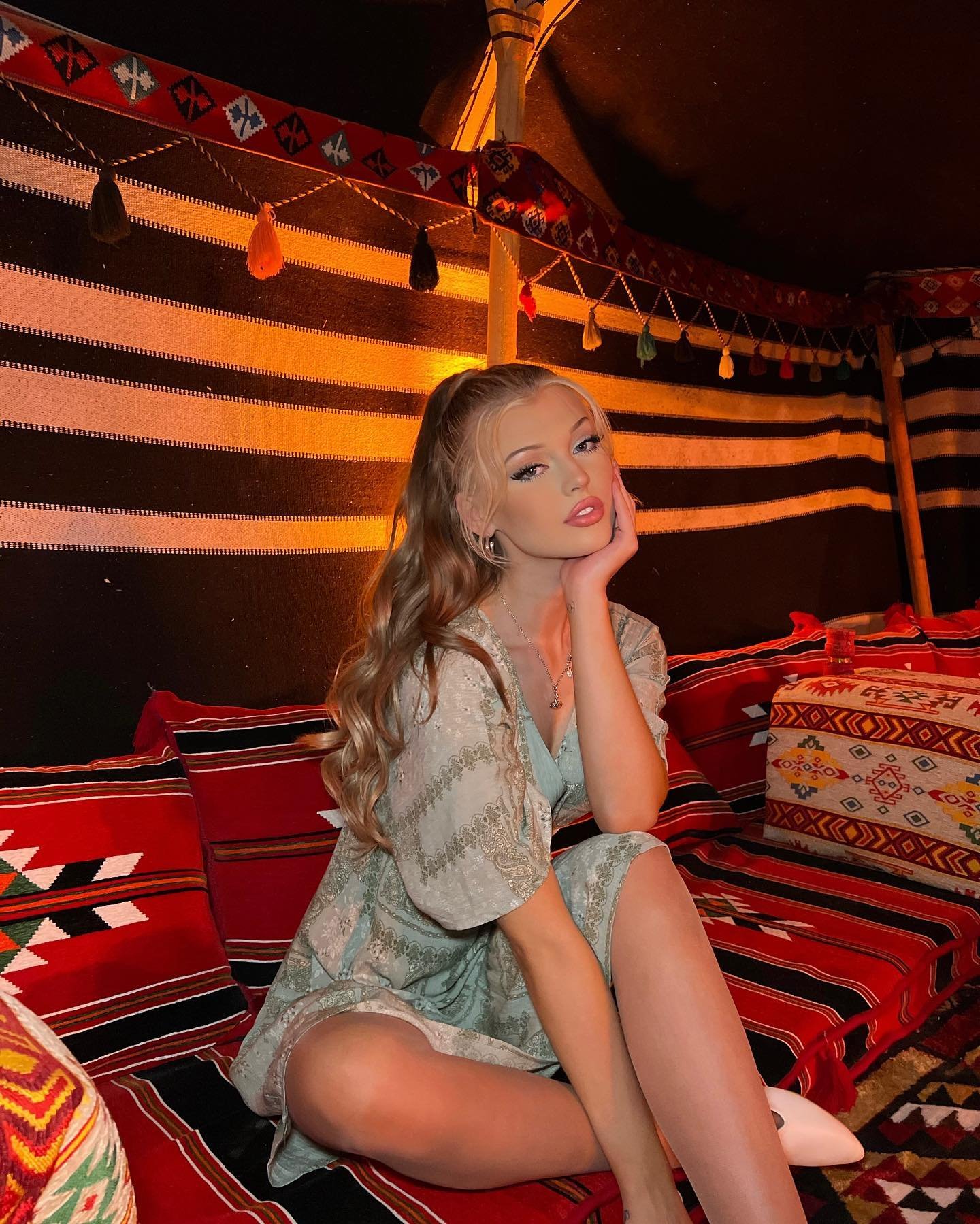 Loren Gray posando em tenda de look indiano