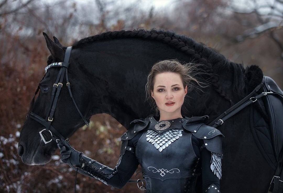 Olga Bazhutova fotografia equestre - Modelo loira posando com cavalo preto