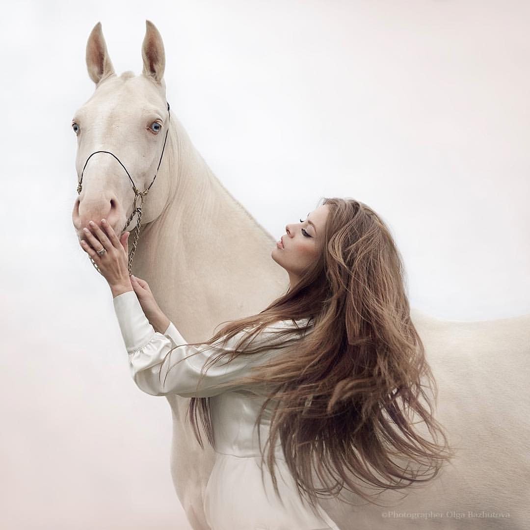 Olga Bazhutova fotografia equestre - Modelo loira posando para ensaio ao lado de cavalo