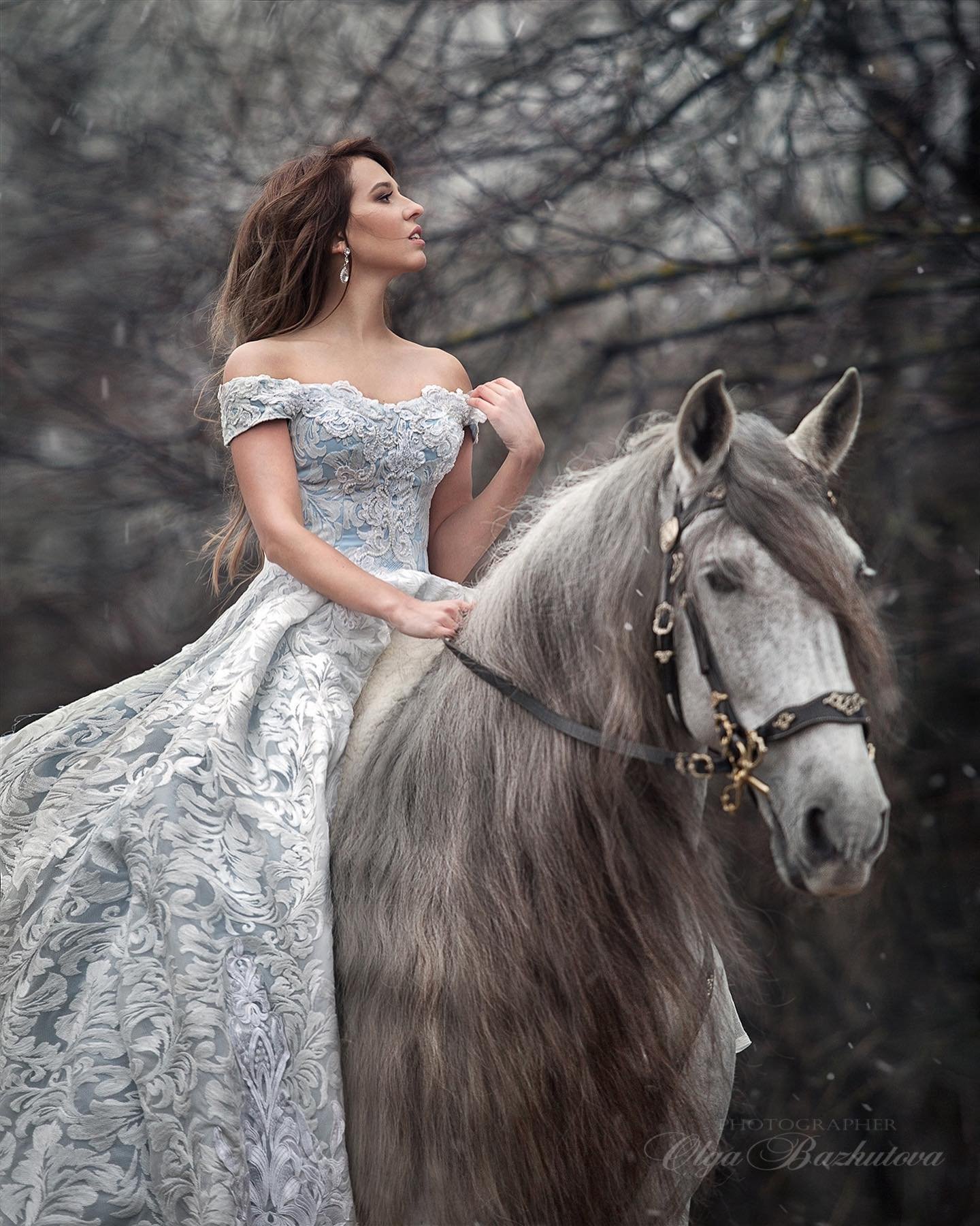 Olga Bazhutova fotografia equestre - Modelo montada a cavalo de vestido longo