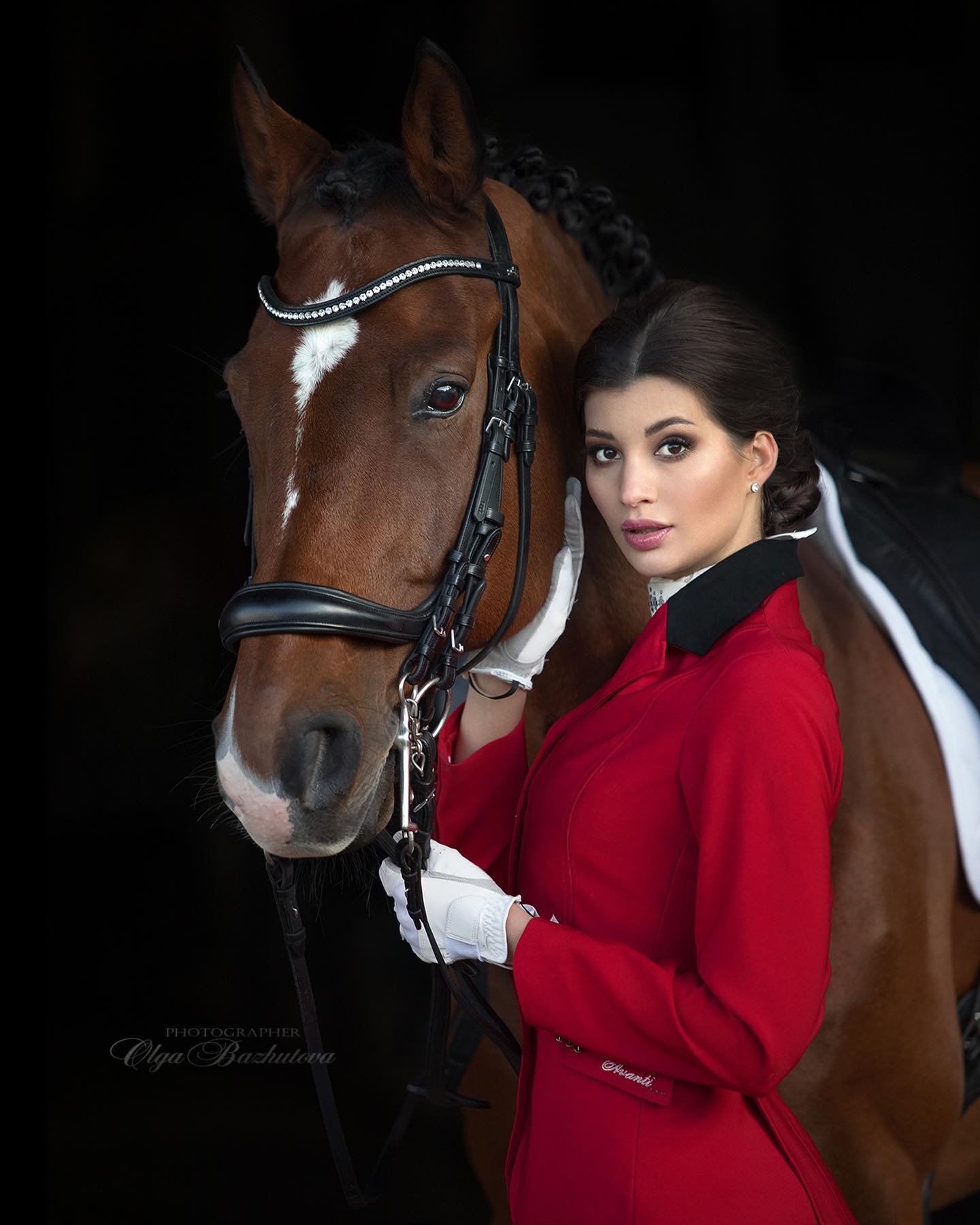 Olga Bazhutova fotografia equestre - Modelo morena com roupa de equitação vermelha e cavalo