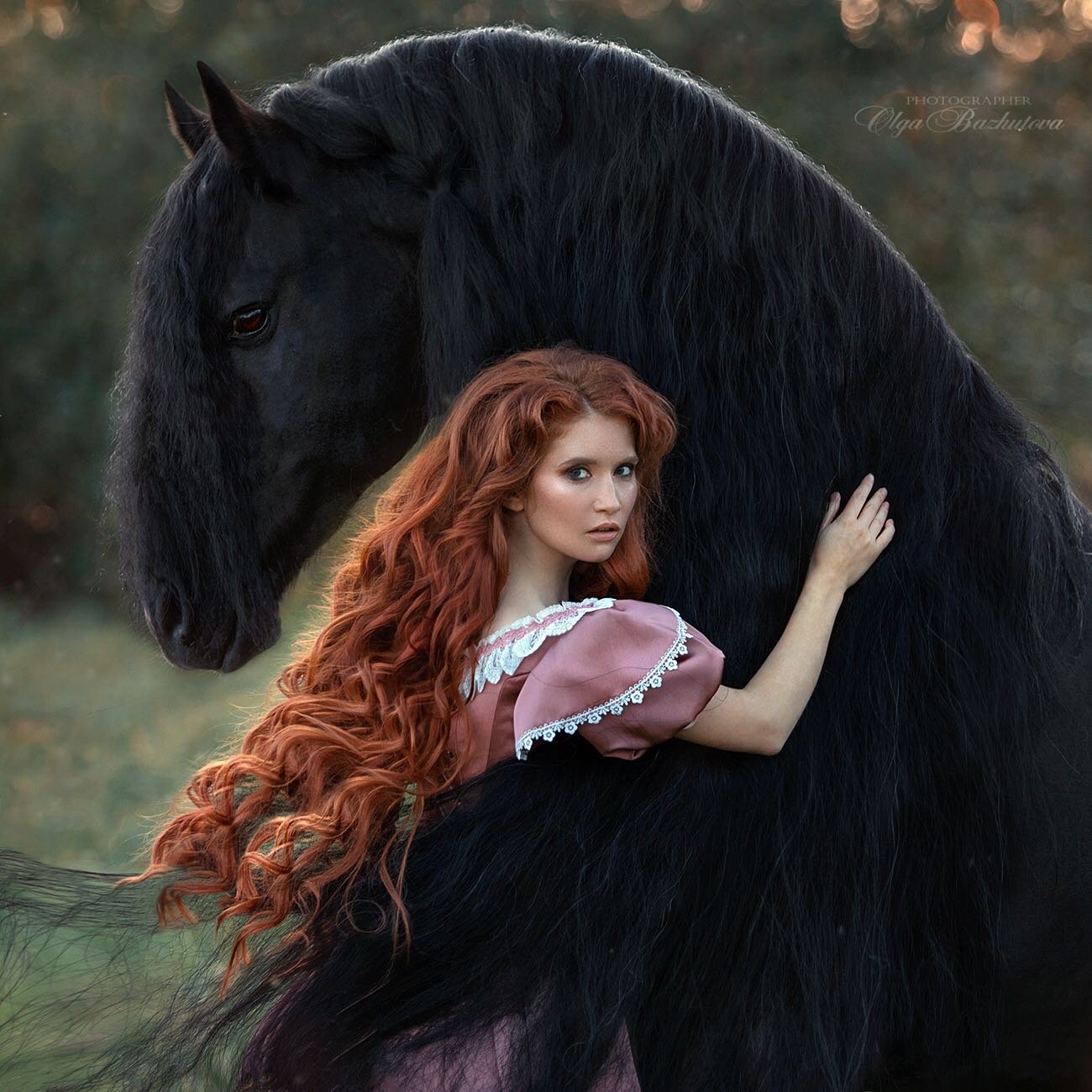 Olga Bazhutova fotografia equestre - Modelo ruiva posando com cavalo preto