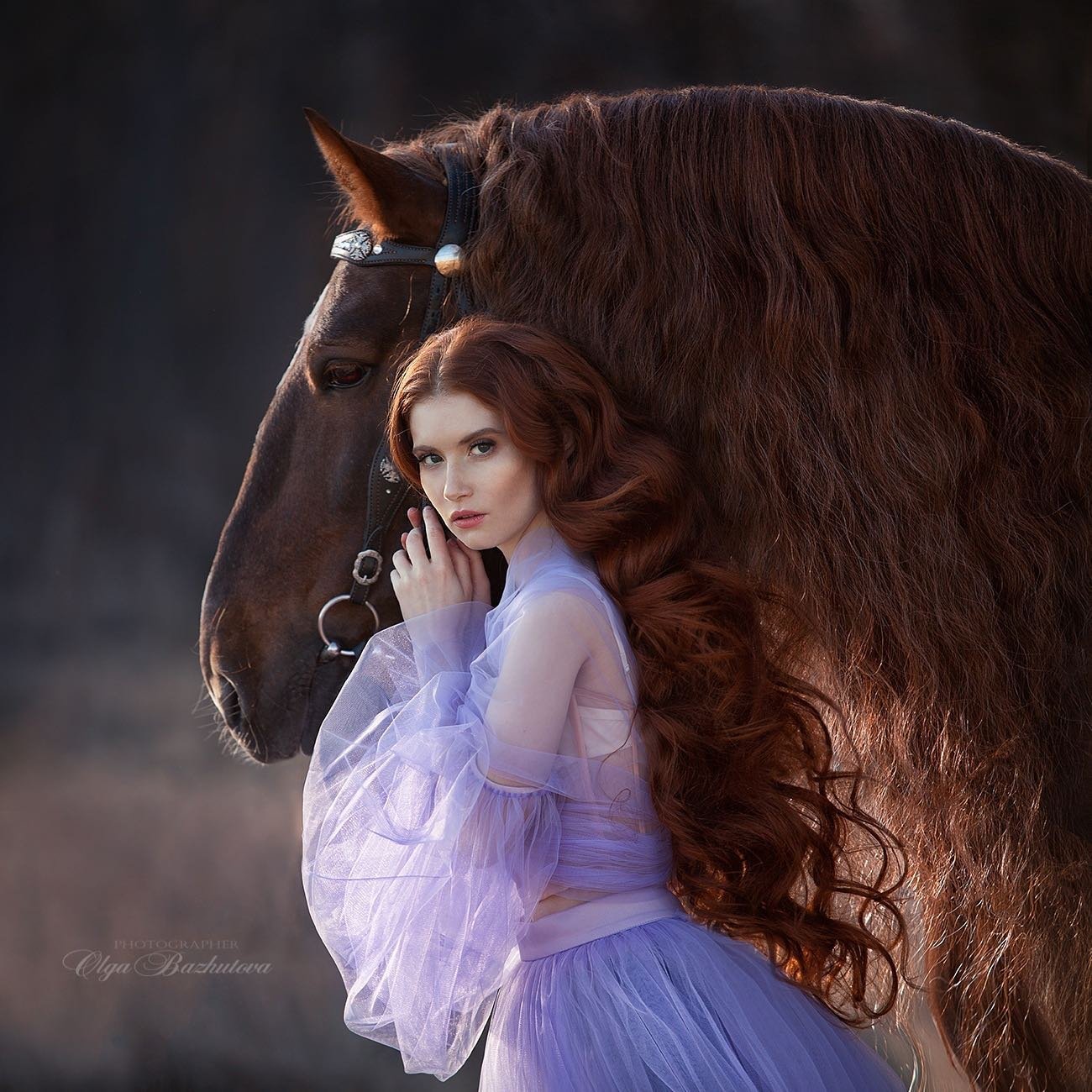 Olga Bazhutova fotografia equestre - Modelo ruiva posando para ensaio ao lado de cavalo