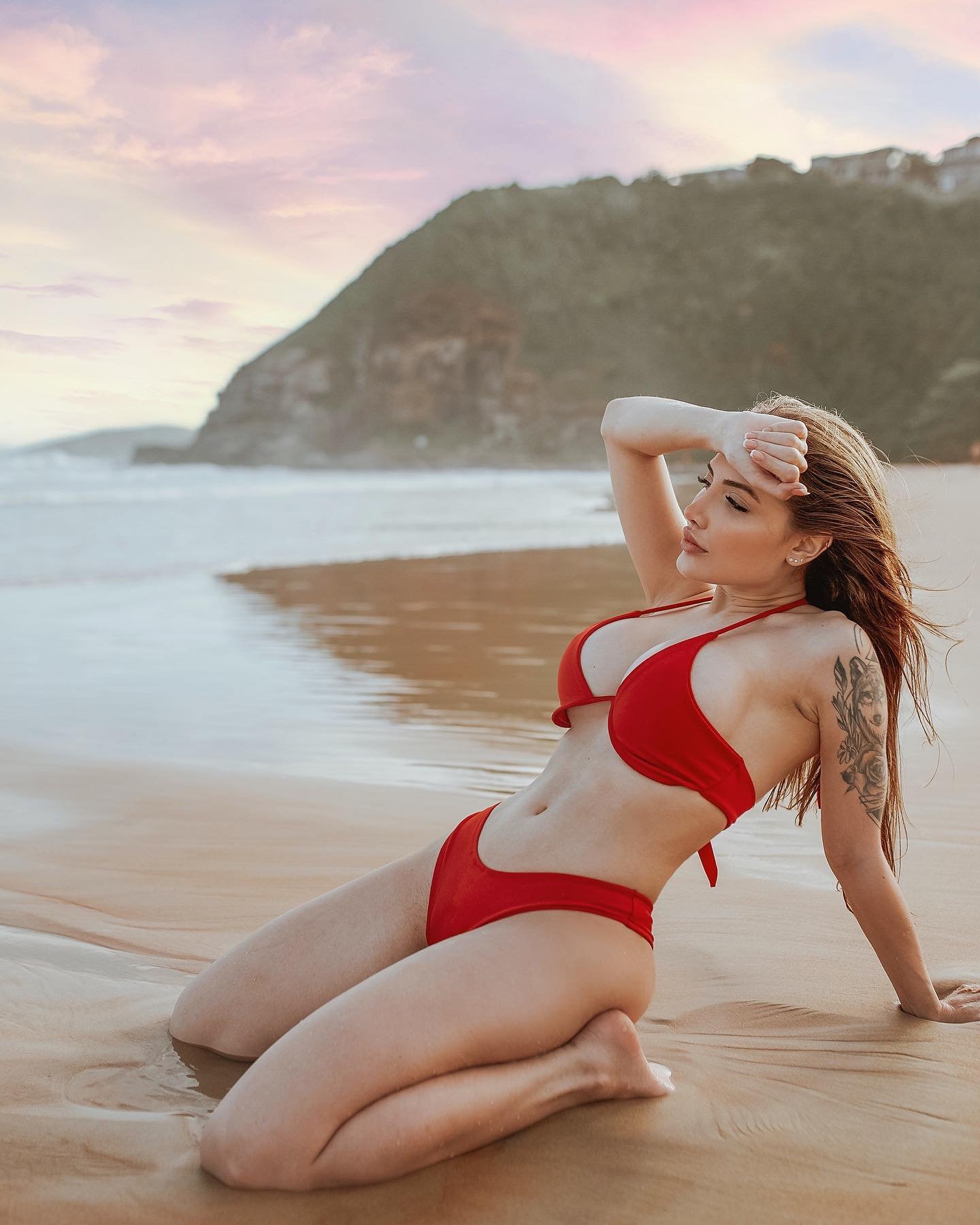 Foto de Influencer Aline Faria na praia de biquini vermelho famosas no Instagram