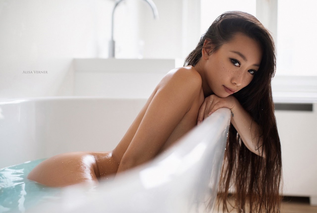 Alisa Verner fotógrafa - Modelo oriental nua na banheira