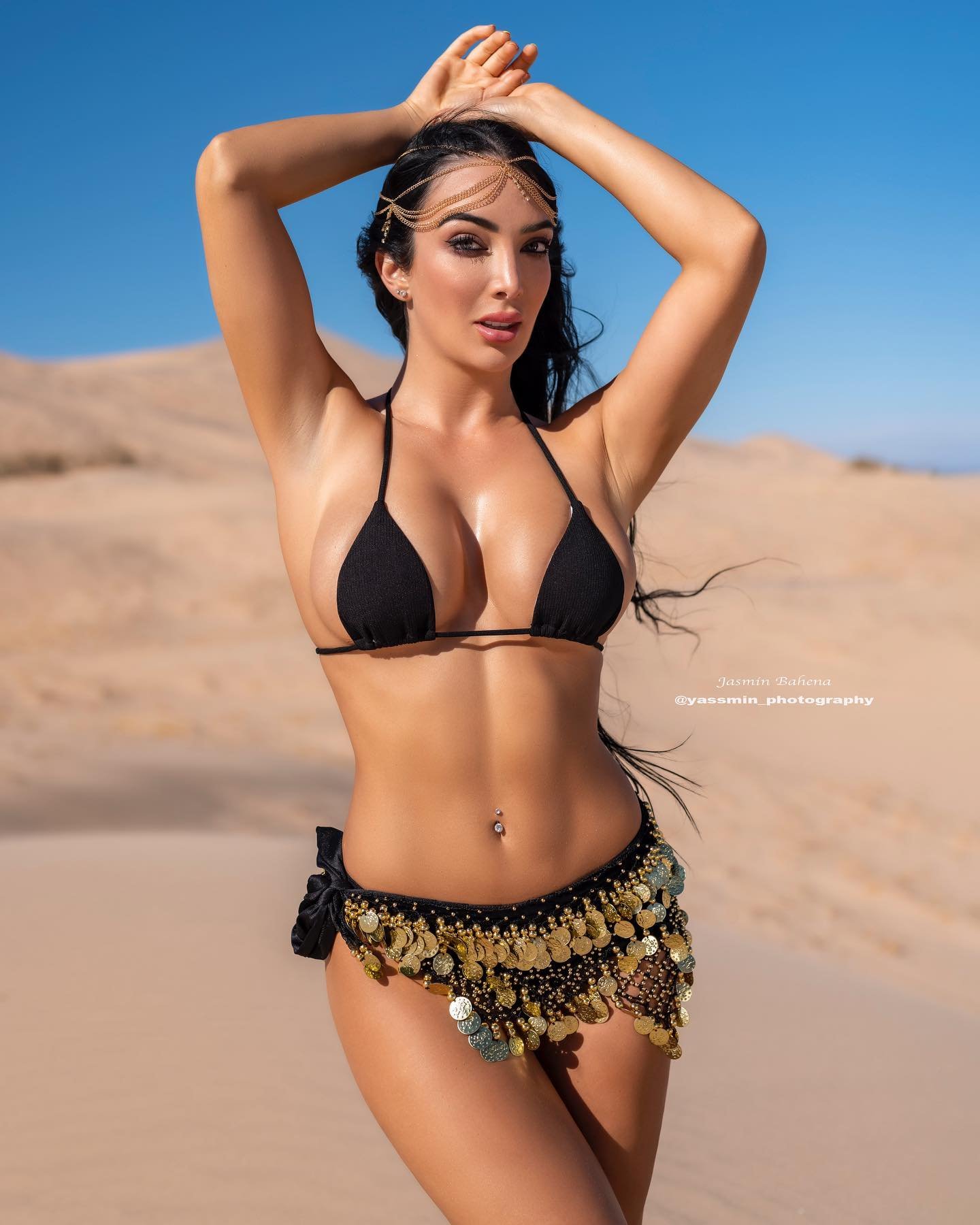 Jasmin Bahena - Yassmin fotografa modelo morena de biquini no deserto