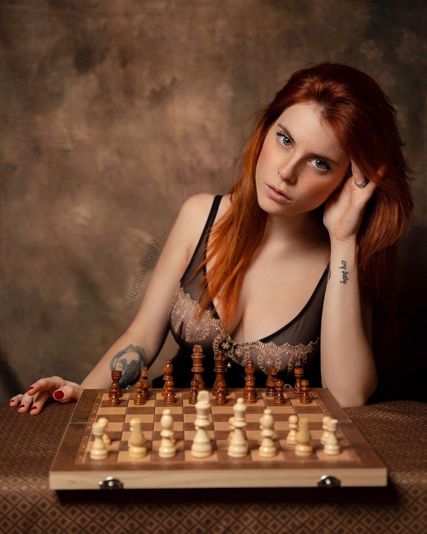Lucilla Materazzi modelo em ensaio com tabuleiro de xadrez