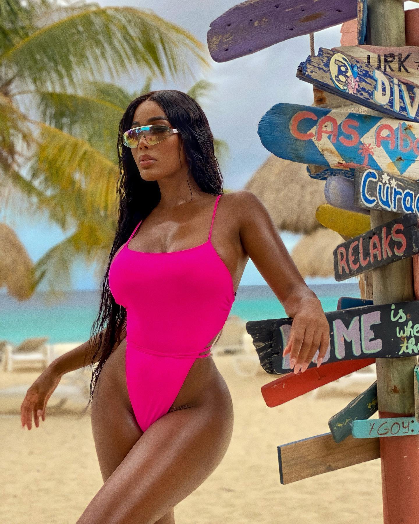 Monifa Jansen modelo na praia de body rosa