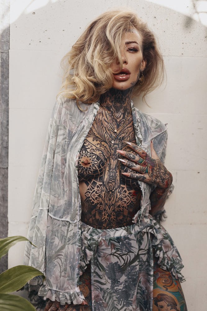 Foto de mulher tatuada posando seminua - Valery Shevchenko