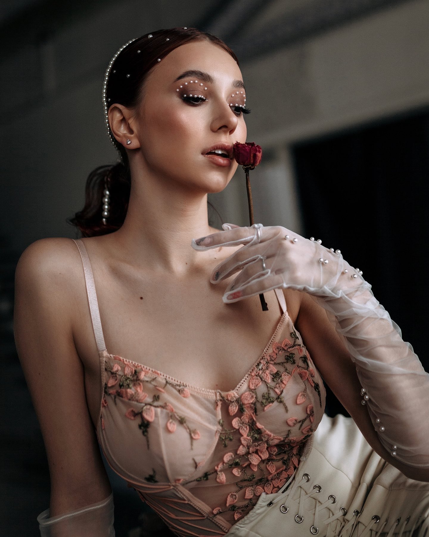 Elvira Boldyreva Fotógrafa Russa - Modelo morena de look sensual e rosa