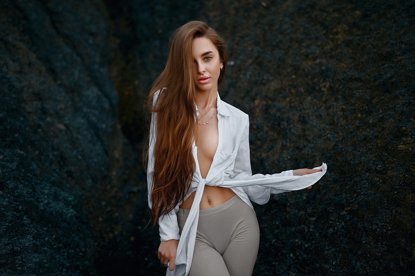 Ivan Kovalyov Fotógrafo - Modelo morena de calça e camisa branca