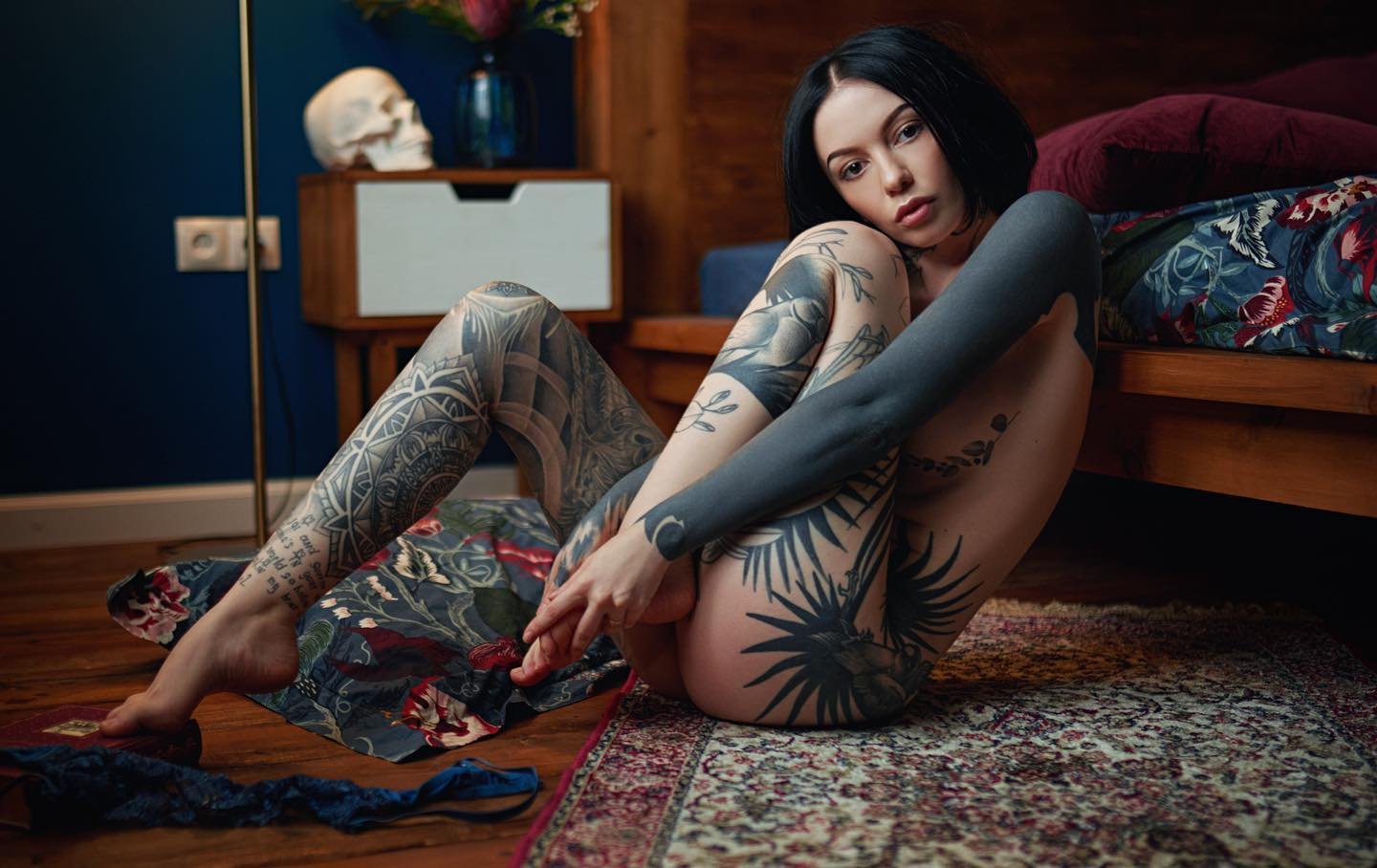 Sergey Fat Fotógrafo - Modelo tatuada posando seminua no chão